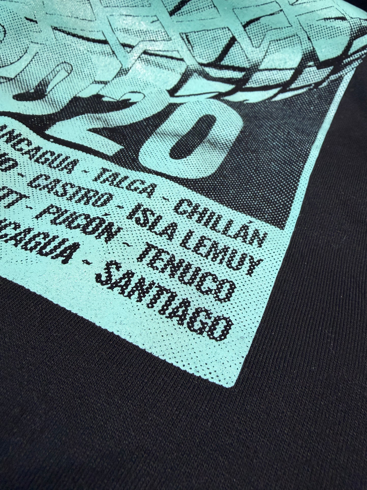 POLERA GIRA EN MOTO AZUL - DETALLE